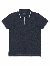 Remera polo Brooksfield modelo Calm, color azul marino, de manga corta y tejido de punto piqué de algodón. Cuenta con cuello tipo polo y cierre frontal parcial con ribetes en celeste claro que combinan con el bordado del logo de la marca en el pecho.