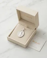 Dije de plata 925 con la imagen de la Virgen Milagrosa en forma ovalada.