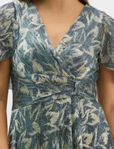 Vestido largo de fiesta con diseño cruzado, escote en V y drapeado lateral en la cintura. Presenta mangas cortas acampanadas y falda amplia con caída fluida. Confeccionado en tejido liviano con acabado plisado y estampado floral metalizado.