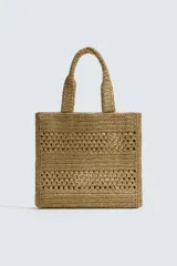 Bolso tipo shopper de diseño trenzado en color tostado, con estructura rectangular, dos asas de mano y compartimento principal abierto.