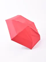 Paraguas plegable de color rojo, con estructura metálica y tela impermeable. Incluye un estuche cilíndrico del mismo color para guardarlo.