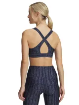 Top deportivo Under Armour con estampado abstracto en tonos de azul y gris. Cuenta con breteles anchos cruzados en la espalda y banda elástica con el logo de la marca.