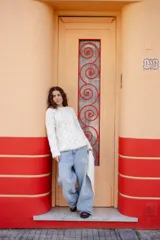 Sweater de punto con diseño de ochos, color blanco, de manga larga y cuello redondo.