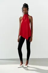 Top halter asimétrico de color rojo, confeccionado en tejido elástico, con cuello alto y cierre posterior con botones.
