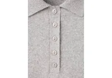 Pollera midi de corte recto y tiro alto, confeccionada en tejido estructurado de color gris oscuro. Presenta un diseño minimalista con costuras verticales que estilizan la silueta.