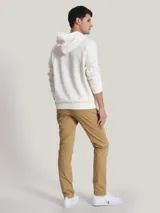 Buzo con capucha color blanco, con bolsillo tipo canguro y logo bordado en el pecho.