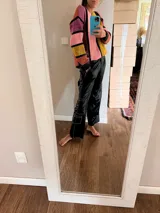 Pantalón cargo de cuero ovino negro con costuras blancas en contraste y corte suelto.