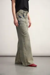 Pantalón jean de pierna ancha color celeste con efecto lavado.