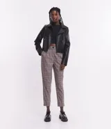 Pantalón zanahoria de sastrería con estampa de cuadros, corte carrot, cintura alta con trabillas, cierre con botón y cremallera, y pliegues.