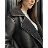 Campera gamulán negra para mujer, con cuello solapa, bolsillos frontales aplicados y forro interno de corderito sintético.