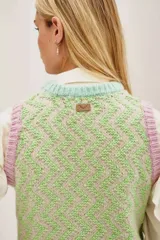 Chaleco de punto sin mangas con diseño de zigzag en tonos verde y beige. Presenta cuello redondo y bordes acanalados en contraste color menta y lila.