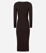Vestido midi de punto acanalado en color marrón chocolate, con cuello barco y mangas largas. Presenta un corte ajustado al cuerpo y una textura de malla fina.