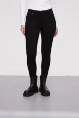 Pantalon jean de corte skinny y calce medio, con bolsillos laterales y traseros.