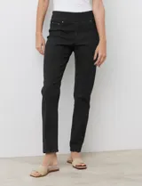 Jegging de algodón elastizado Ruby Rd color negro, de tiro alto con pretina ancha elastizada, bolsillos frontales simulados y bolsillos traseros funcionales.