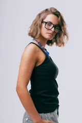 Top Tali de diseño ajustado al cuerpo, confeccionado en tejido acanalado de color negro, con escote redondo y tirantes anchos.