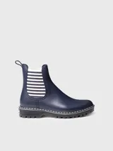 Botas de agua de caña baja color bordó, con elásticos laterales a rayas en tonos burdeos, beige y marrón. Cuenta con suela dentada negra, costuras blancas decorativas en el borde y presilla trasera para facilitar el calce.