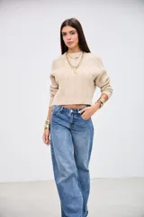 Sweater de punto con diseño de trenzas, color beige, de corte cropped y cuello redondo.