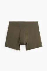 Pack de tres calzoncillos tipo trunk de punto elástico, con cintura elástica, costuras planas y parte delantera forrada. Confeccionados con tecnología Lycra Xtra Life para mayor durabilidad y ajuste.