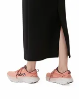 Championes Hoka Bondi 8 color rosa con detalles en marrón.