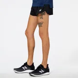 Short de running negro con logo de New Balance estampado en blanco.