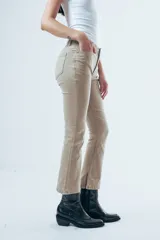 Jean de corte bootcut y tiro medio, color gris oscuro desgastado. Presenta un diseño de pierna recta que se ensancha ligeramente hacia el ruedo, con cierre frontal y bolsillos clásicos.