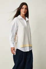 Chaleco de punto color beige claro con escote en V, sin mangas y diseño abierto en los laterales con ajuste de cintas para atar.