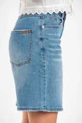 Bermuda de jean celeste, corte recto, tiro alto y calce oversize.