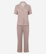 Pijama largo de dos piezas confeccionado en ribana con estampado de cuadros vichy en tonos marrón y blanco. Incluye una blusa de manga corta con cuello solapa, cierre frontal de botones y detalles de vivo contrastante, y un pantalón de pierna recta con cintura elástica.