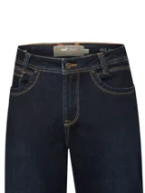 Pantalón jeans de corte modern fit y tiro medio, confeccionado en denim azul con costuras en contraste. Presenta cierre frontal con cremallera y botón, con diseño de cinco bolsillos.