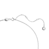 Colgante con dije en forma de cisne, adornado con cristales pavé transparentes sobre una estructura con baño de rodio. Incluye cadena de eslabones a juego.
