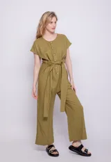 Mono color verde oliva de lino y viscosa, con botones veteados, manga corta, dos bolsillos laterales y lazo para atar a la cintura.