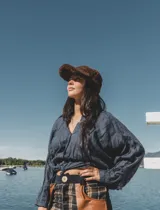 Gorro con visera marrón de corderito sintético.