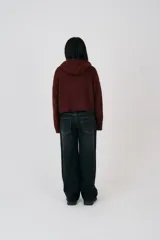 Sudadera con capucha color borgoña, de tejido esponjoso y efecto cepillado, con hombros caídos y un corte ligeramente corto y boxy.