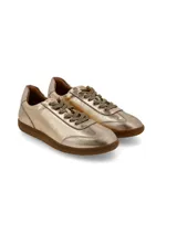 Sneaker acordonado de cuero metalizado en tono dorado, con suela de goma color miel de estilo vintage y deportivo.