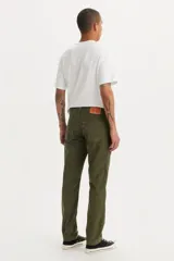 Pantalón de pana verde oliva, corte slim fit, tiro medio y cinco bolsillos.