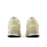 Championes New Balance 2002R color crema con detalles en blanco y gris. Confeccionados en malla y gamuza, con logo "N" en los laterales y tecnología ABZORB en la entresuela.