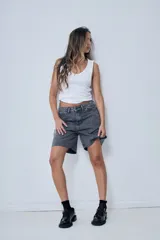 Bermuda de jean azul con corte recto y ruedo desflecado.