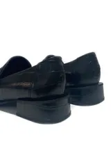 Mocasín negro con textura tipo piel de cocodrilo, capellada, forro y plantilla 100% de cuero.
