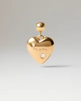Dije en forma de corazón de metal dorado con la inscripción "mom" grabada y dos circonias incrustadas.