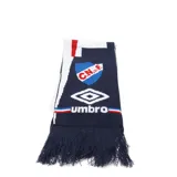 Bufanda tejida del Club Nacional de Football, con diseño en azul marino, blanco y rojo. Incluye el escudo del club y el logo de Umbro bordados, finalizando con flecos en los extremos.