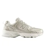 Championes New Balance modelo 530, con diseño retro inspirado en el running. Presenta una estructura de malla transpirable con revestimientos sintéticos en tono dorado metálico. Cuenta con entresuela con tecnología ABZORB para una amortiguación superior y suela de goma resistente.