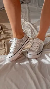 Championes plateados con cordones blancos, suela blanca y detalles en negro.