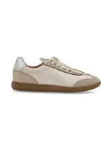 Zapatillas deportivas de cuero color beige con cordones y suela marrón.