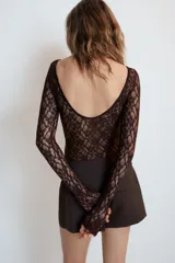 Body de encaje color marrón, con cuello redondo, manga larga y espalda descubierta.