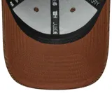 Gorra New Era marrón de pana con el logo de los New York Yankees bordado en blanco.