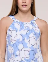 Vestido corto de silueta fluida marca Zac & Rachel, sin mangas, con escote redondo fruncido y diseño estampado de flores en tonos azules y blancos.