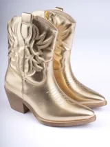 Bota texana dorada de caña media con diseño bordado en la puntera y en la caña.