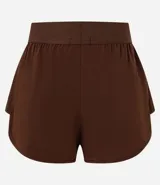 Short deportivo modelo runner de corte holgado, con cintura elástica ancha y bajo redondeado. Confeccionado en tejido técnico de secado rápido, ideal para actividades físicas.
