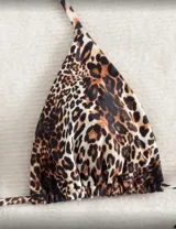 Conjunto de bikini con estampado animal print, compuesto por un corpiño triangular con tirantes finos y una falda larga de corte recto con abertura lateral.
