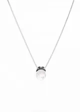 Collar con cadena de plata 925 y dije de piedra luna ovalada engarzada en metal plateado.